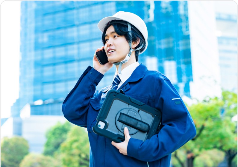 現場で連絡を取る社員