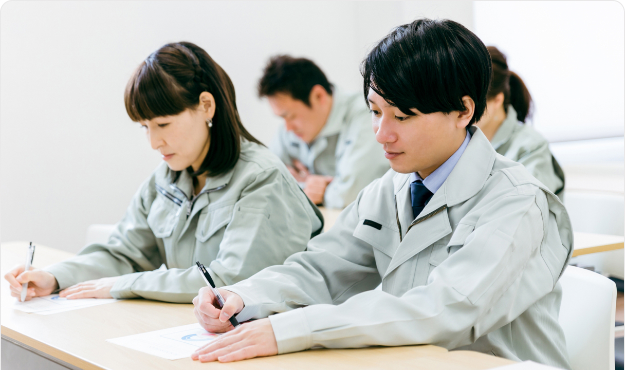 社内セミナーで筆記する社員